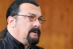 Гражданин Сигал: как актер угробил карьеру, стал буддистским святым и переехал в Россию