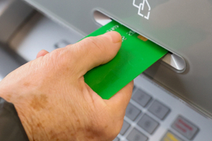 Сам себе мошенник: ЦБ включит крупные переводы себе в список подозрительных признаков