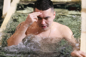 Зачем ученые советуют окунаться в прорубь? И как правильно к этому подготовиться?