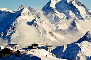 Устрицы, джеты и Патрисия Каас: что известно о скандале вокруг Rendez-Vous из-за тусовки в Куршевеле