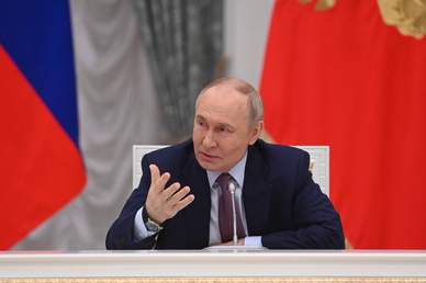 Путин поручил представить идеи для возобновления роста экономики России