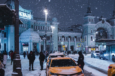 В Москве поездки на такси подорожали на 30% из-за снегопада