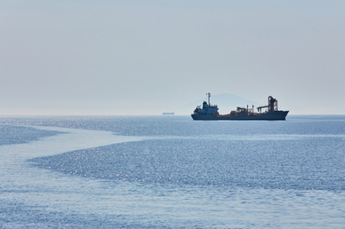 Еврокомиссия работает над постоянным запретом покупки российской нефти