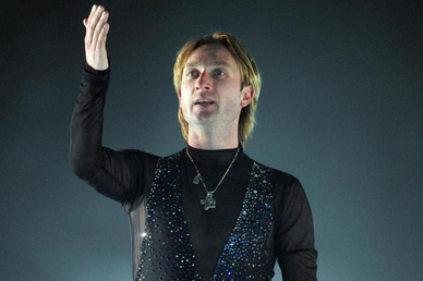 Плющенко подарил тренеру Алексею Мишину на юбилей деньги и цветы