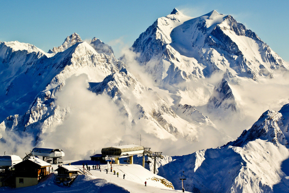 Устрицы, джеты и Патрисия Каас: что известно о скандале вокруг Rendez-Vous из-за тусовки в Куршевеле