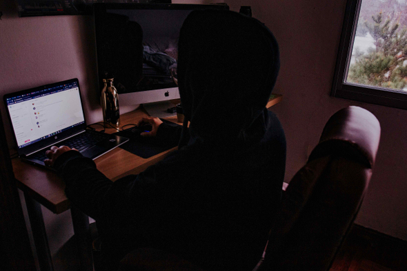 «Писать в лс, на все отвечу»: наркошопы маскируют рекламу под «потерянные айфоны» и Telegram-подарки