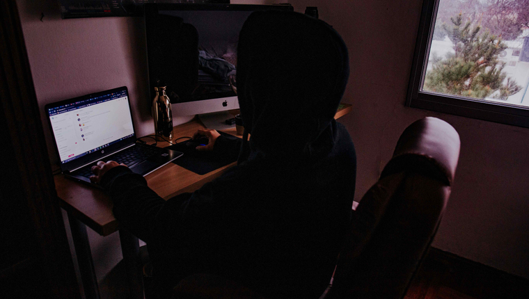 «Писать в лс, на все отвечу»: наркошопы маскируют рекламу под «потерянные айфоны» и Telegram-подарки