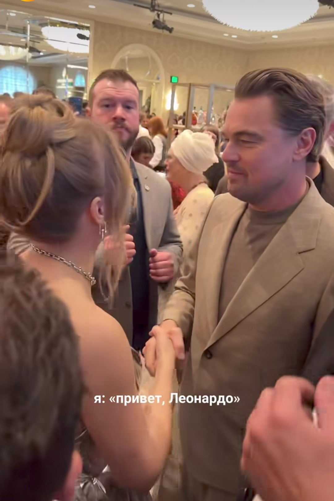 Настя Федько и Леонардо Ди Каприо. Скриншот из видео/nfedko/Instagram (компания-владелец Meta признана в России экстремистской и запрещена)