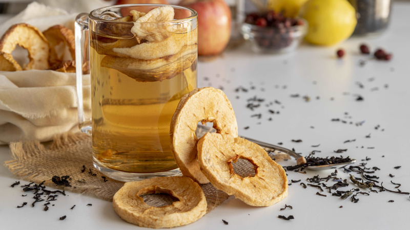 Компот из сухофруктов с корицей. Фото: Freepik