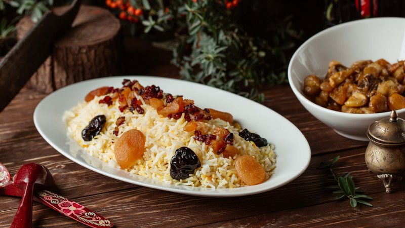 Рисовая кутья с изюмом и орехами. Фото: Freepik