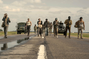 Жестокая антиутопия от мастера ужасов: каким вышел фильм по Кингу «Долгая прогулка»