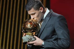 Испанец Родри получил «Золотой мяч». Его главный конкурент даже не приехал на церемонию награждения