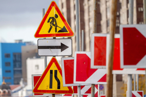 Вертикальный «стоп», снежинка и предупреждение о глухих: новые дорожные знаки в 2026 году