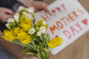 Без банальности и кринжа: поздравления с Днем матери