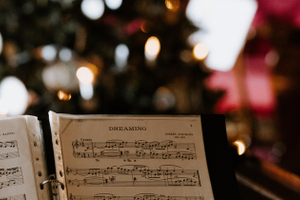 Домогательства и депрессия: о чем на самом деле поется в любимых новогодних песнях