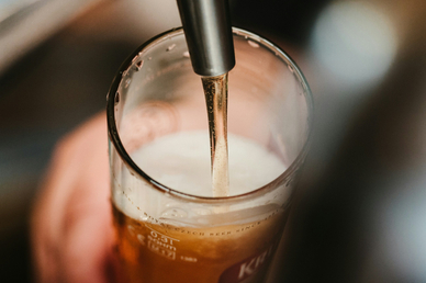 Нарколог Шуров: стакан пива на футбольном стадионе может привести к алкоголизму