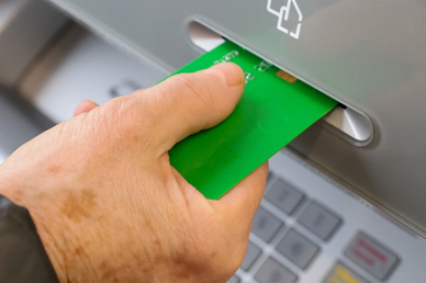 Юрист Николаев: перевод денег с заблокированного счета может вызвать подозрения