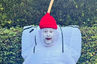 Маколей Калкин перевоплотился в унитаз на Хэллоуин