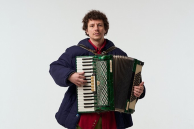 Музыкант DenDerty: аккордеон стал модным благодаря аутентичному звучанию