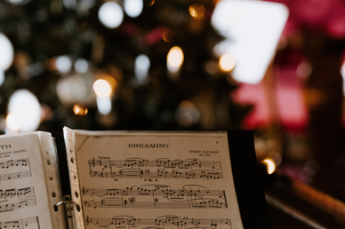 Домогательства и депрессия: о чем на самом деле поется в любимых новогодних песнях