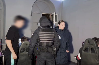 Полицейские выгнали подростков из компьютерных клубов Челябинска
