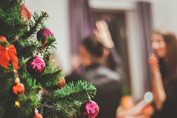 «Иногда нужно просто ржать и жить дальше»: небанальные идеи для поздравлений с Новым годом