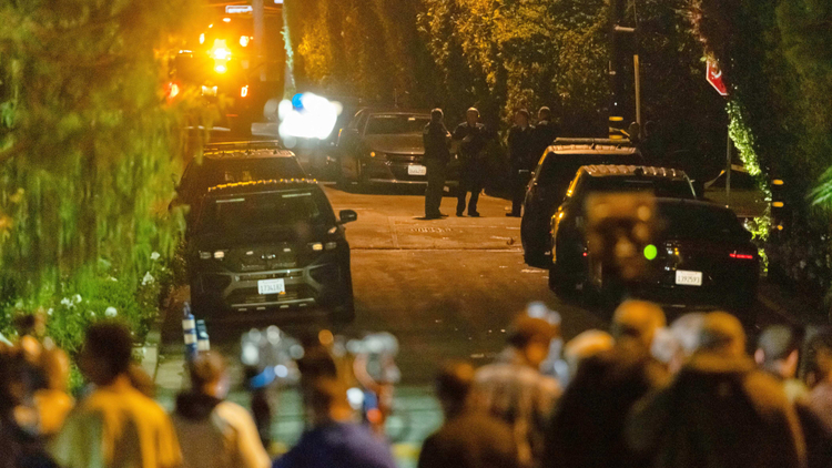 Полиция у дома погибшего режиссера Роба Райнера в Лос-Анджелесе. Фото: Ethan Swope/AP/TASS