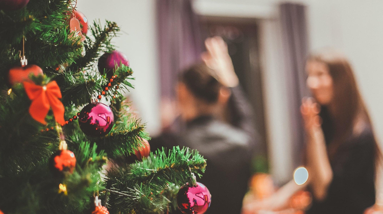 «Иногда нужно просто ржать и жить дальше»: небанальные идеи для поздравлений с Новым годом