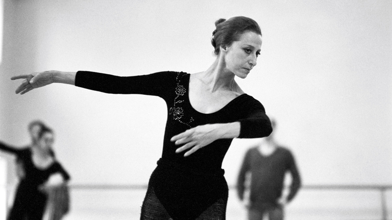 Майя Плисецкая в танцевальном классе. Александр Коньков/ТАСС, архив