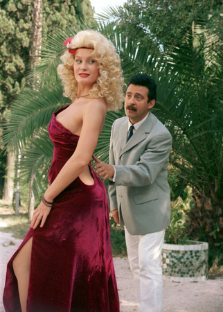 Елена Зорина и Геннадий Хазанов на съемках фильма «Маленький гигант большого секса». Геннадий Хазанов и артистка Московского независимого театра "Фавор" Елена Зорина, исполняющая роль Эллы. Ираклий Чохонелидзе/ТАСС, архив