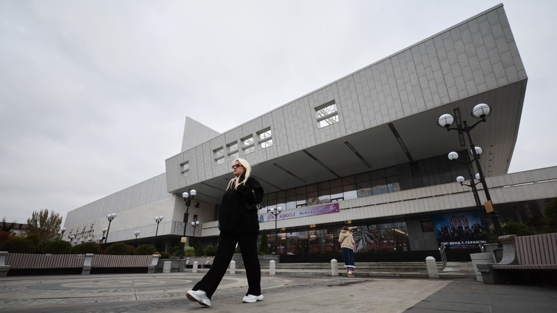 Девушка на фоне Ростовского государственного музыкального театра. Эрик Романенко/ТАСС