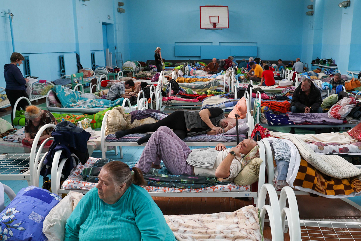 Жители Орска в пункте временного размещения. Фото: Егор Алеев/ТАСС