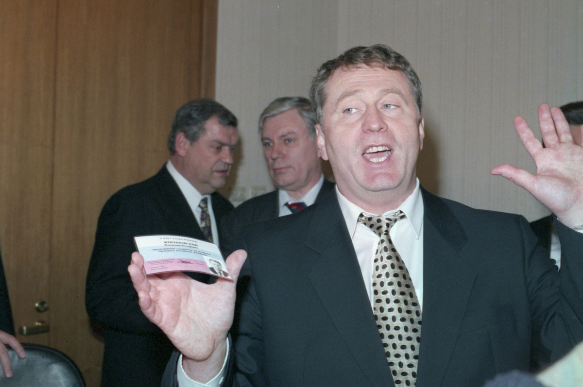 Жириновский получил удостоверение кандидата на пост президента РФ, 1996 год. Фото: Борис Кавашкин/ТАСС