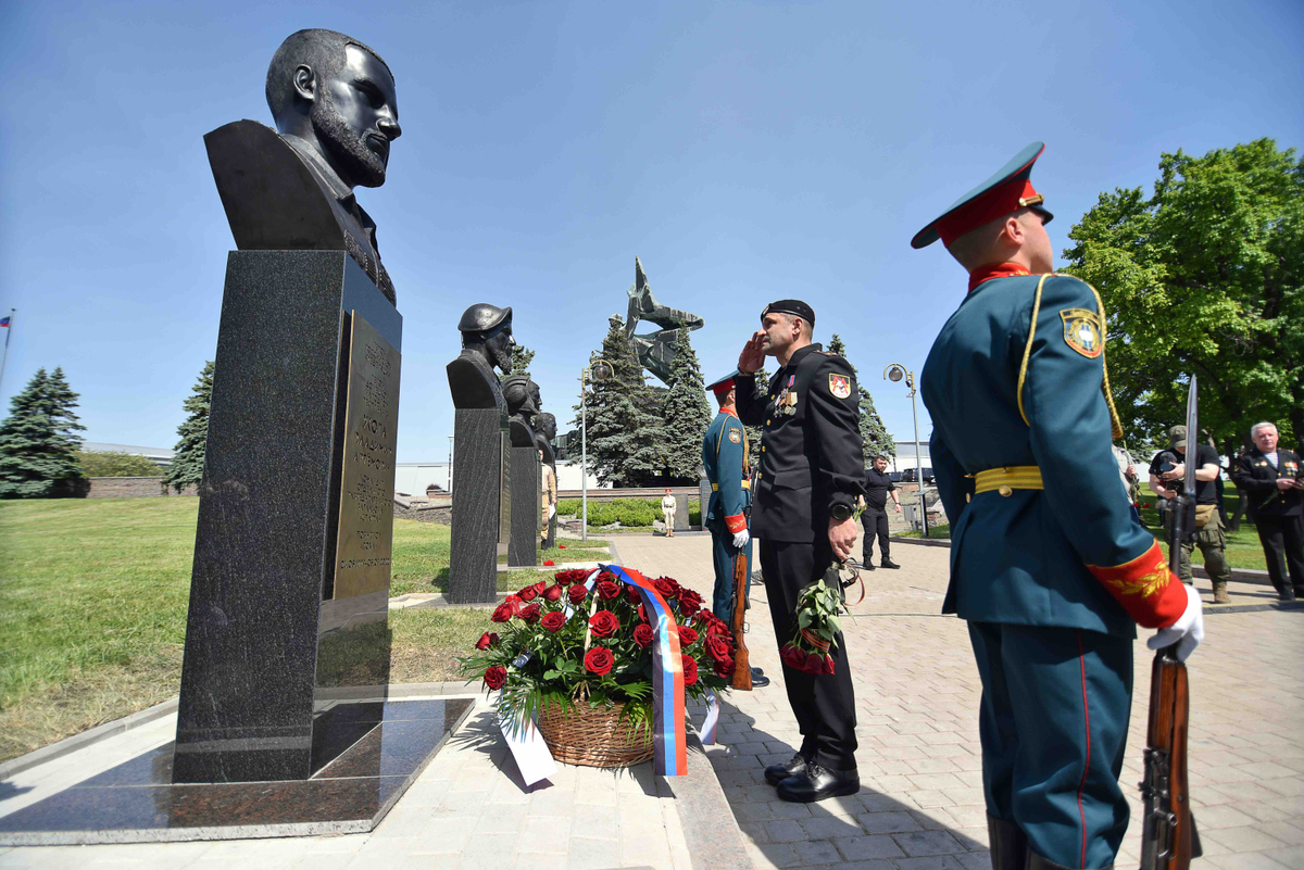 Артем Жога на открытии мемориала в память о его сыне. Фото: Николай Тришин/ТАСС