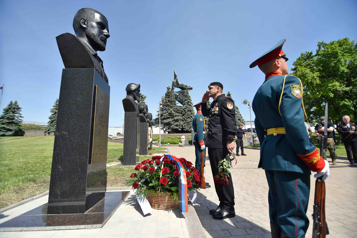 Артем Жога на открытии мемориала в память о его сыне. Фото: Николай Тришин/ТАСС