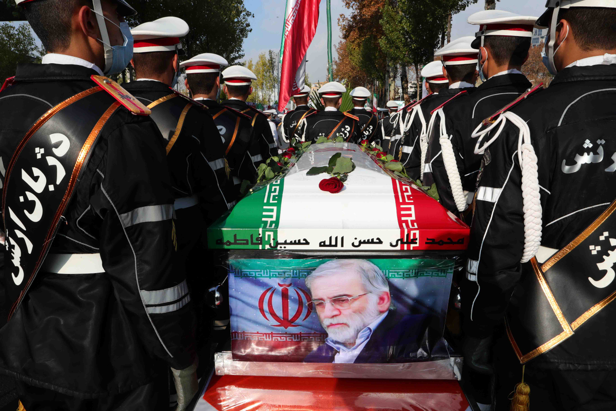 Мохсена Фахризаде похоронили с почестями, а Тегеран пообещал отомстить «подлым террористам» за его смерть. Фото: Zuma/TASS