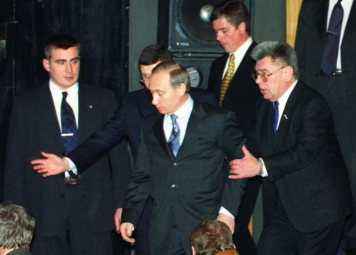 Дюмин сопровождает Путина на совещании в Ивановской области в 2000 году. Фото: Владимир Смирнов/ТАСС