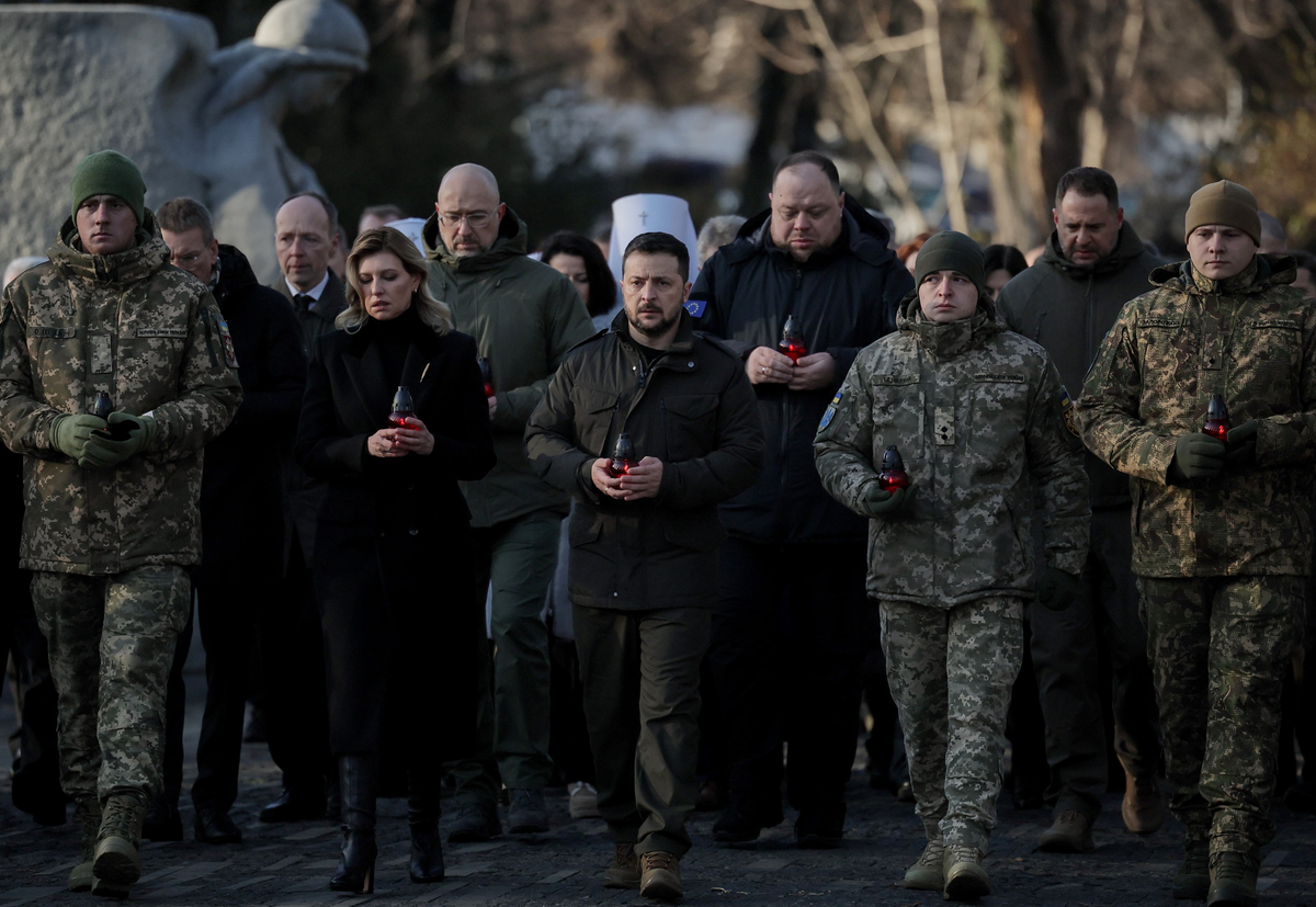 Зеленский с супругой Еленой в окружении военнослужащих на памятном мероприятии. Фото: Oleg Petrasyuk/EPA/TASS