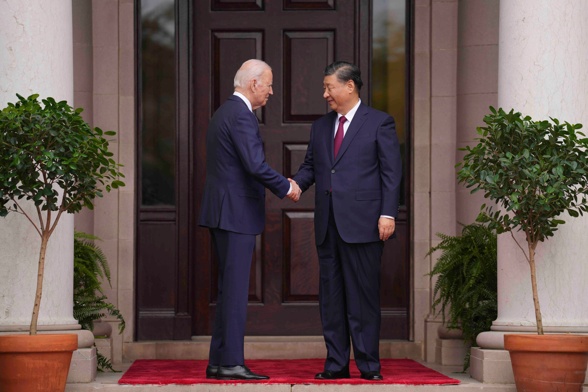 Байден и Си Цзиньпин приветствуют друг друга. Фото: Doug Mills/AP/TASS