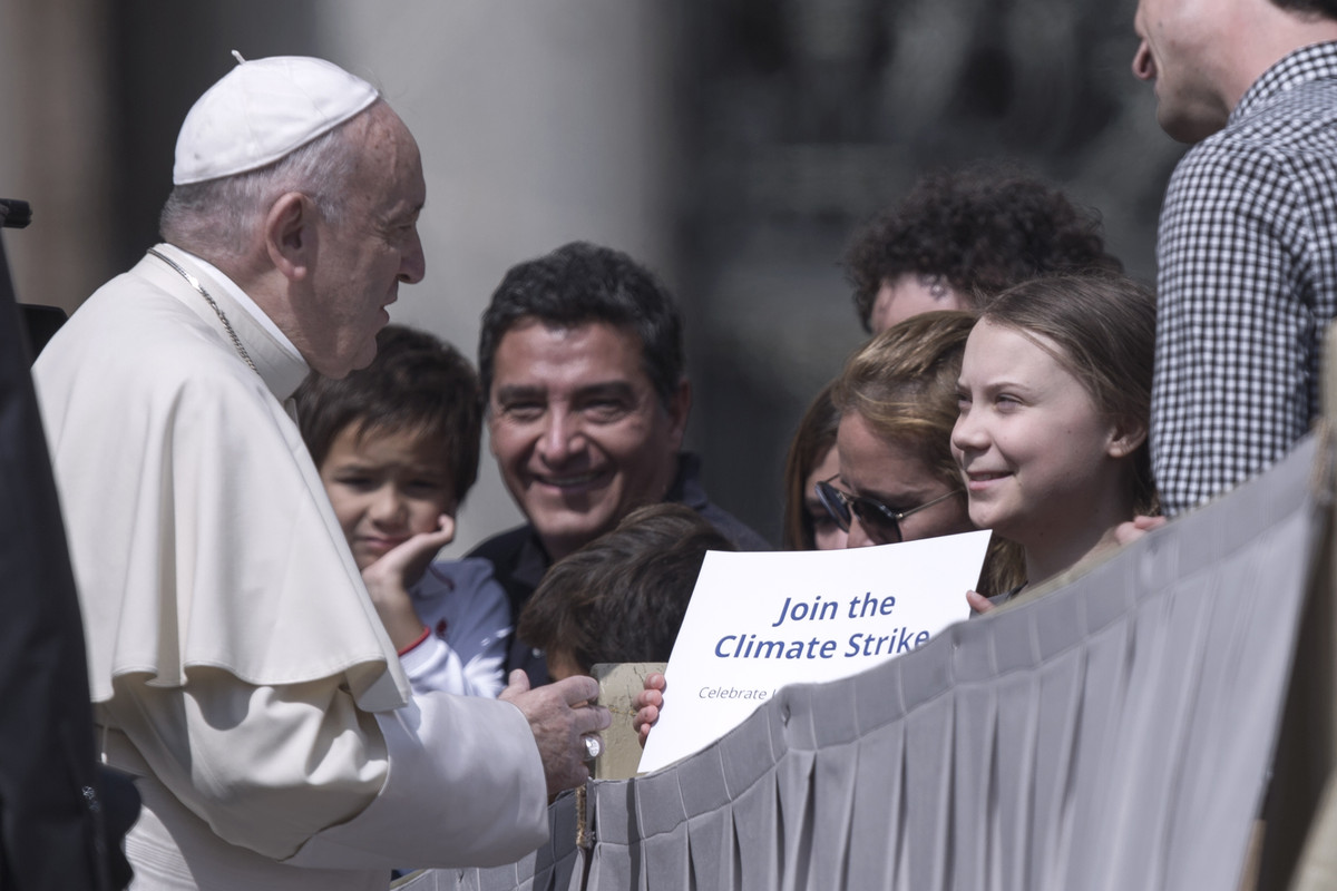 Папа римский Франциск благословил экоактивистку Грету Тунберг продолжать борьбу за планету. Фото: Zuma/TASS