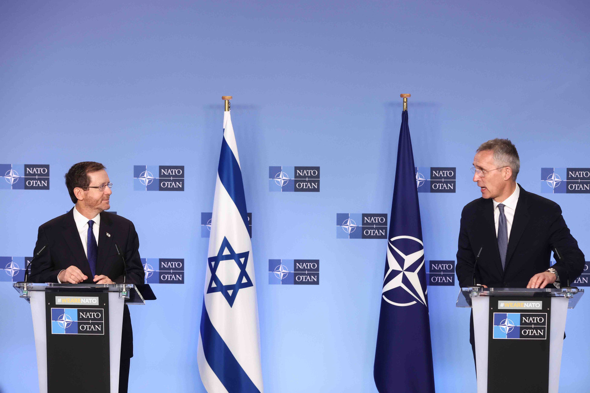 Президент Израиля Ицхак Герцог и генсек НАТО Йенс Столтенберг на встрече в январе 2023 года. Фото: STEPHANIE LECOCQ/EPA/TASS