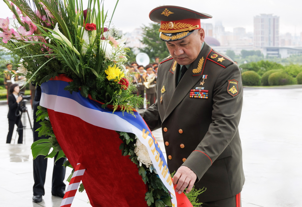 Далее Шойгу отправился на торжественную церемонию, посвященную 70-летию победы корейского народа в освободительной войне 1950-1953 годов. Он возложил цветы к монументу Освобождения в виде 30-метрового гранитного памятника с красной звездой. Изваяние воздвигли в 1946 году в знак благодарности корейцев советским солдатам, погибшим при сражениях за освобождение КНДР. Фото: Вадим Савицкий/ТАСС