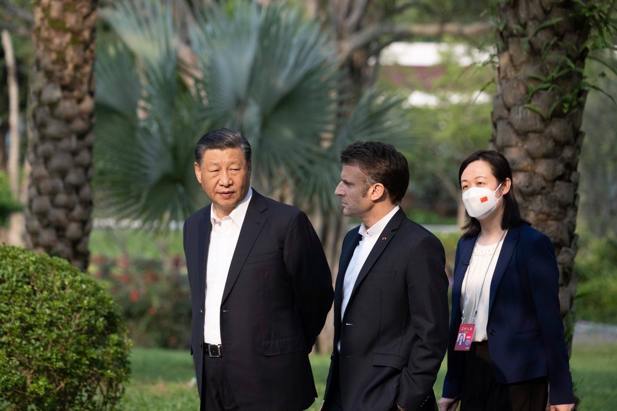 Макрон и Си гуляют по саду в губернаторской резиденции в Гуанчжоу. Фото: Witt/AP/TASS
