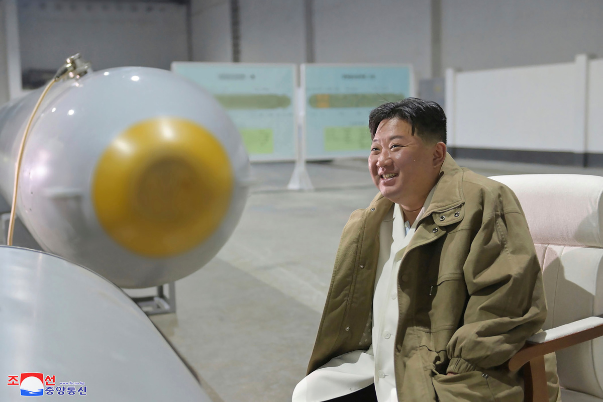  Ким Чен Ын лично контролировал испытания ракет. AP/TASS