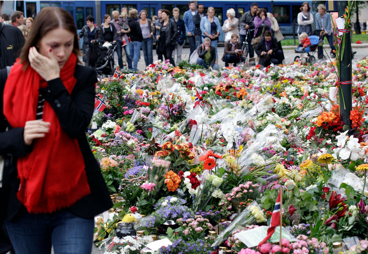 Стихийная акция памяти жертв теракта 22 июля 2011 года. Фото: Frank Augstein/AP/TASS