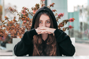 Зумеры глядят с безразличием: что за тренд Gen Z stare
