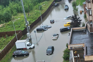 Автомобили ушли под воду в подмосковном Одинцове