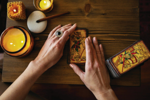 Никакой «Битвы экстрасенсов»: депутаты хотят запретить рекламу услуг тарологов и ведьм