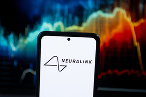 Компания Илона Маска Neuralink впервые вживила имплант в мозг человека