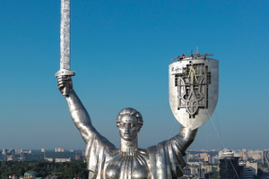 «Сумасшествие украинских властей». Зачем на монументе «Родина-мать» сняли герб СССР?